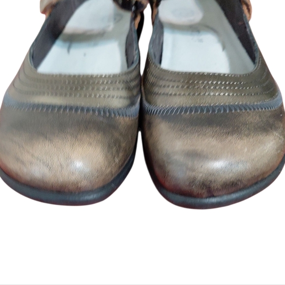 NAOT Kirei Bronze Mary Jane's Metallic Slip On Comfort Shoe Size 9 - Picture 3 of 11